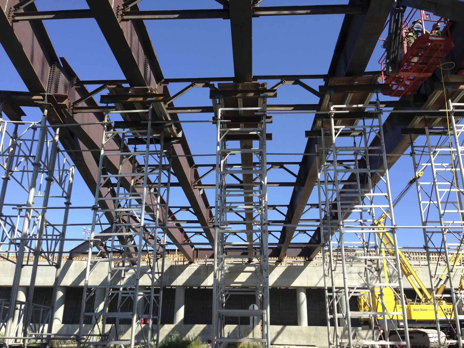 steel-girders-being-supported-during-installation-1