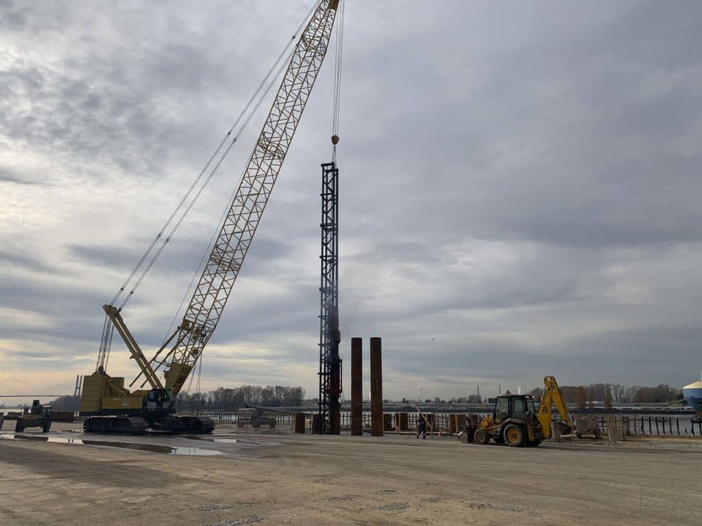 crane-on-fraser-grain-terminal-construction-site
